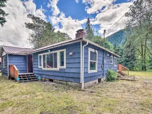 Modern Gold Bar Vacation Rental with Mountain View