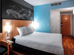 นอกซี โรงแรม