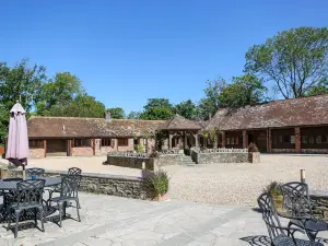 Kingston Country Courtyard