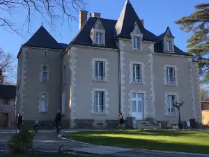 Le Petit Chateau des Cedres