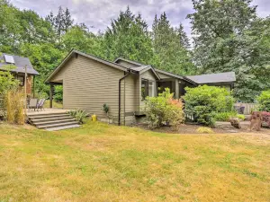 Quaint Northwestern Home w/ Beach Access!