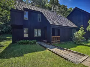 Waitsfield Condo w/ Pool & on-Site Trail Access!