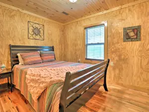 Cozy Creekside Cabin ~ 24 Mi to Red River!
