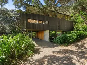 Kawakawa House - Piha Holiday Home