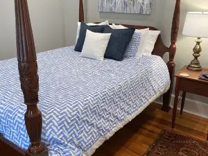 Cozy Cottage walking distance to Downtown!