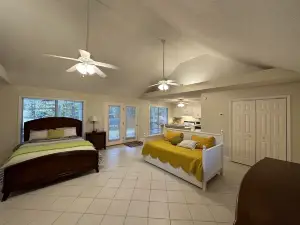 Cozy and Clean Guest House with Lake Access