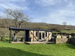 1 Bed Converted Railway Wagon Near Crickhowell