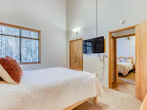 Dreamy mountain escape with hot tub, pools, golf, gym, & grill