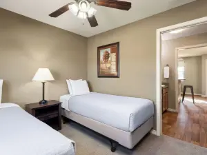 Eagle's Den Suites Kenedy a Travelodge by Wyndham