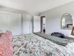 Family Home Close to Warwick, 5 Mi to Lake!