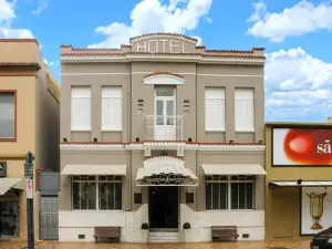 Mova Hotel d'Oeste - Localizado em Frente a Praça Principal da Cidade, na área Central - Pé na Praça