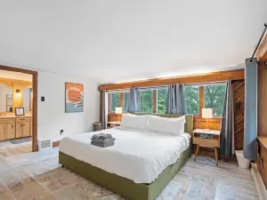 Charming 3-bedroom lake house with a seasonal private pool and seasonal hot tub!