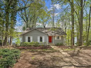 擁有船塢和3個甲板的水上小屋！