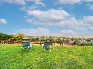 Hot Tub & Sweeping Views: Apt in Clarkston!
