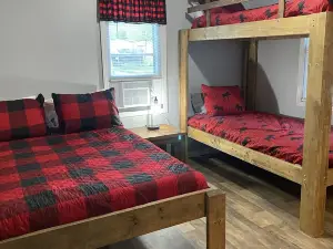 Charming 2-bedroom cottage in Matewan with WiFi and AC