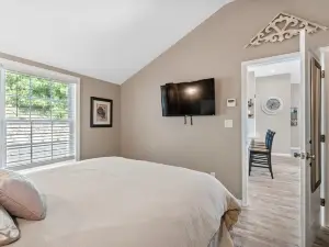 Cozy cottage w/hot tub, game room & backyard. Close to West Point and Bethel.