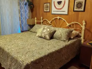 Rock Inn Retreat: E Faye Jones Style: Quartz Wall Bathroom: Open Floor Plan.