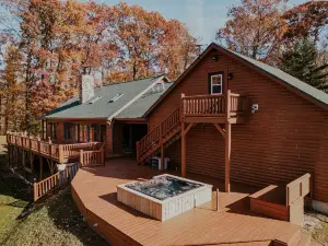 Cozy Family-sized Cabin w/hot tub - Nestled on the Muskegon River