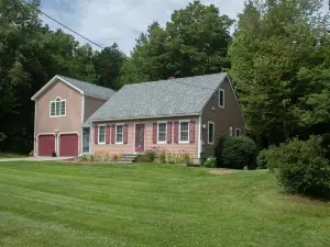 2.5mi from the lake! Fire pit, arcade, yard games!