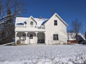 Charming, rustic farm house located right next door to Andes Tower Hills