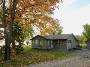 3BR Cabin on the Lake with Beach and Boat Dock in Protected Channel