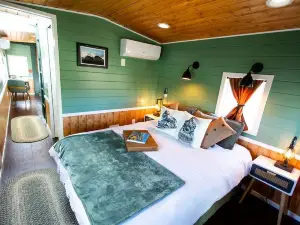 Beautifully Renovated Yellow Union Pacific Caboose, Tehachapi Overlooking Cable