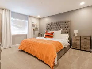 Vibrant Boho Home | 3 Bed | Pet Friendly l UNR