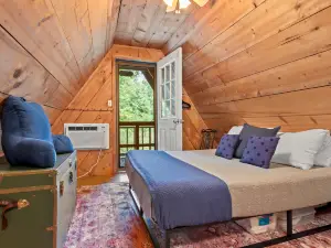 Cozy Cabin with Firepit and Scenic Views - Charming Secluded Retreat