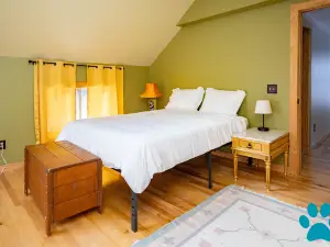 Minutes to Canandaigua Lake Boat Launch, Fireplace, Large Yard, Hiking