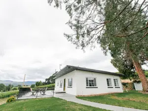 Hummingbird Estate Wine & Suites