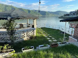 Noah River House