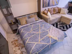 Gated cozy retreat 5mins from highway, full kitchen and secure parking