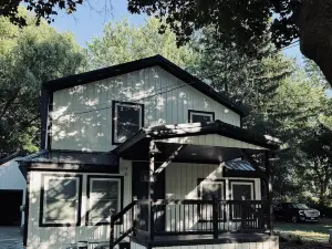 BEAUTIFUL 5-bedroom2.5 bath home in DOWNTOWN!  Minutes from shops & restaurants.