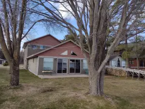 House Lakefront Beautiful Sleeps 12 AC, Wi Fi, 38 minutes to GB