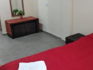 Habitación Amplia Con baño Privado - SIN Aire Acondicionado Con Ventiladores - Serena Alojamientos
