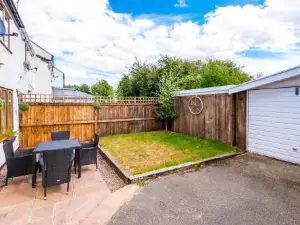 Charming 3-Bed Cottage in Chester, Ideal for Families & Workers, Free Parking - Sleeps 7