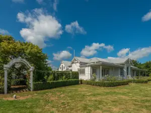 Magnificent Karaka Estate with Swimming Pool