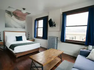 Commodore Hotel