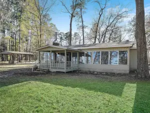 Peaceful Waterfront Hemphill House on 7 Acres