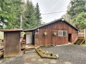 Pet-Friendly Sandy Cabin w/ Spacious Fire Pit!