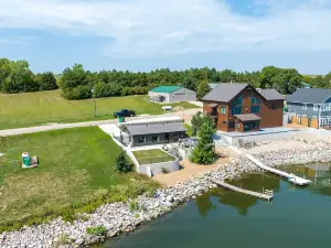 Chic and Cozy Cabin with Private Hot Tub and Beach!