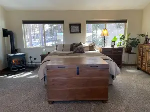 Peaceful Rustic Mountain Entertainment Studio