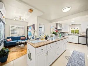 LA Blue, Pool, 3BR by Zen Living