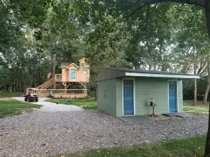 Brand new Rustic Treehouse on the Scenic Big Darby Creek Sleep under the stars.
