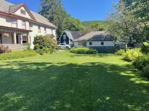 Escape the City- 5-star Huge Craftsman style home on Main St. Built in 1915