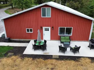 Private & quiet bardominium in Johnstown with woods & trails. Prime location!