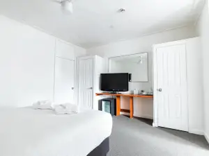 Unanderra Hotel