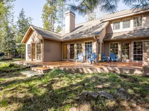 Cozy Hot Tub and Bikes - Charming Sunriver Retreat