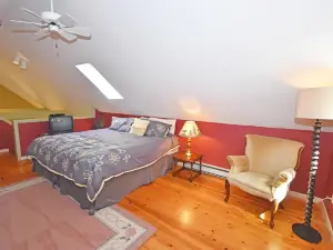 Charming home near the lake with a fireplace, central AC, washer/dryer & grill