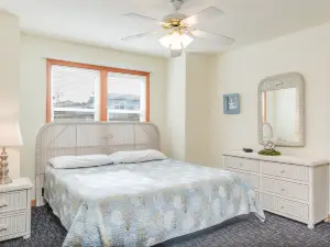 Private Pool and Hot Tub - Beautiful Spacious Retreat